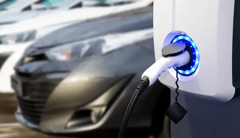 Véhicules électriques qui chargent dans un parking