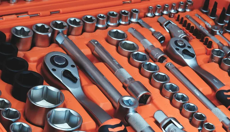Malette ouverte contenant des outils.