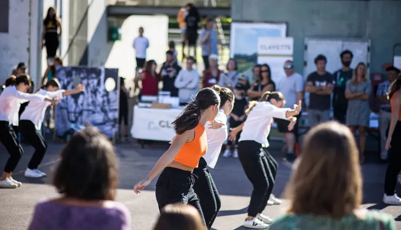 Danseurs professionnels en train de réaliser une chorégraphie devant un public.
