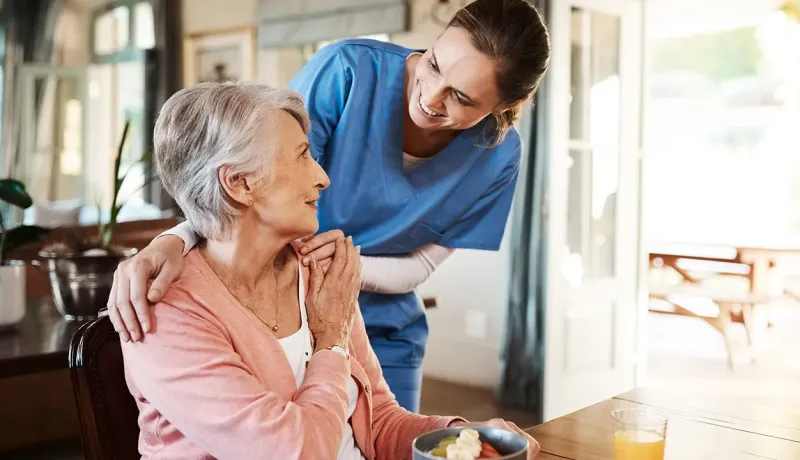 Infirmière au domicile d'une femme senior.