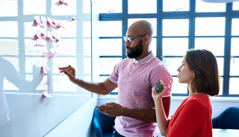 Présentation professionnelle devant un tableau interactif.