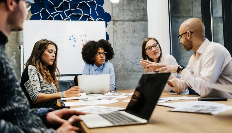 Réunion d'affaires entre collaborateurs autour d'une table.