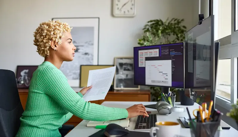 Une femme travaillant sur un ordinateur de bureau