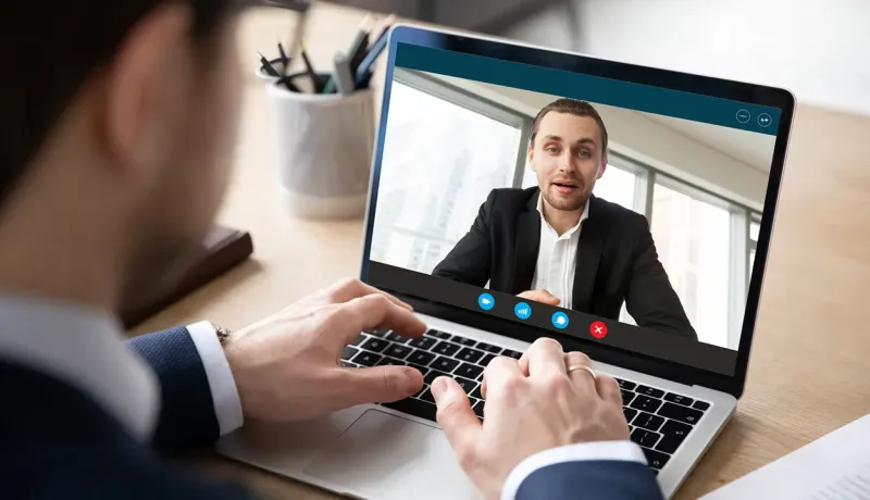 Écran d'appel vidéo affichant un client et un professionnel en conversation