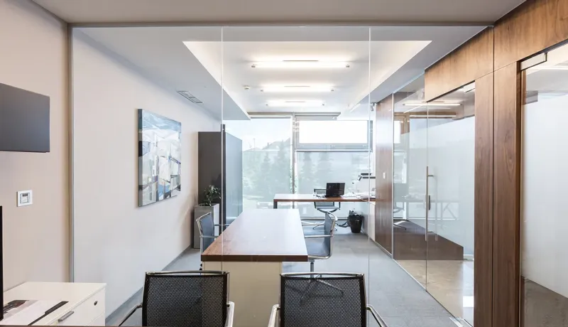 Intérieur de bureau moderne et lumineux