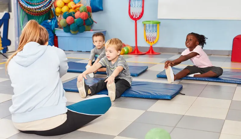 Activité éducative avec enfants en salle de classe