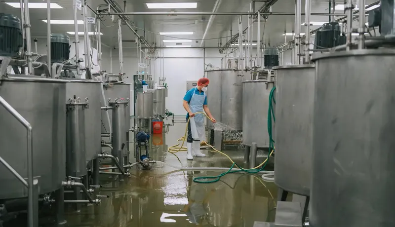 Salle de production industrielle ou laboratoire technique