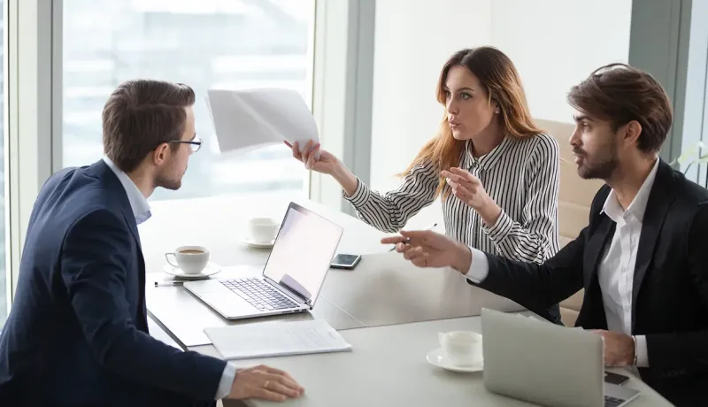 Entretien commercial entre un conseiller et des clients