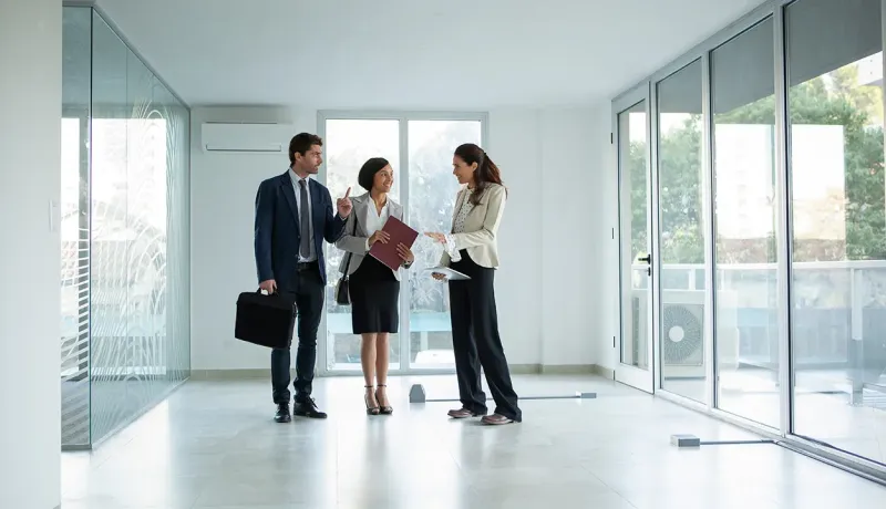 Échange professionnel dans un hall d'entreprise