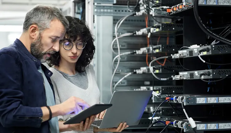 Technicien intervenant sur une baie informatique