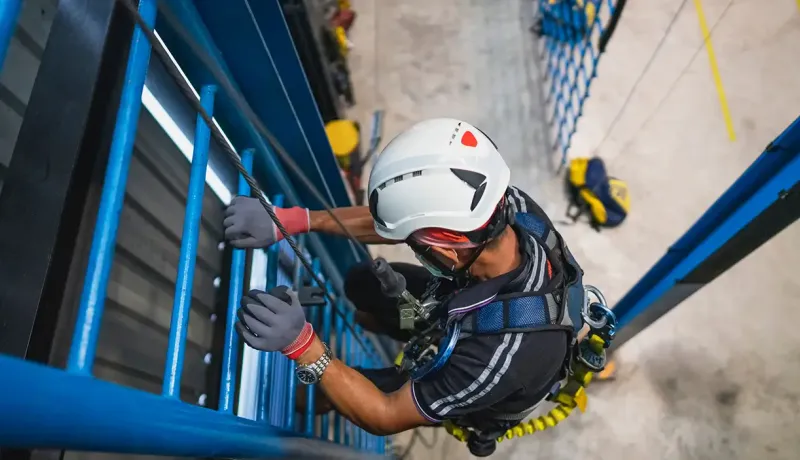 Technicien intervenant sur une installation