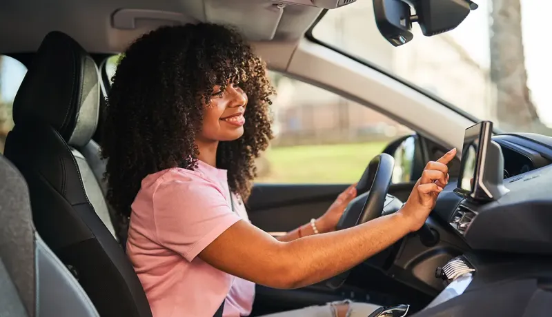 Femme au volant d'une voiture