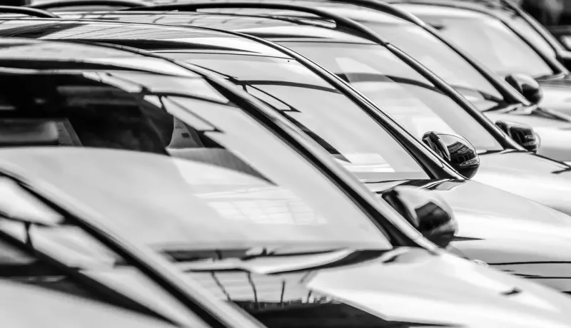 Véhicules stationnés dans un parking
